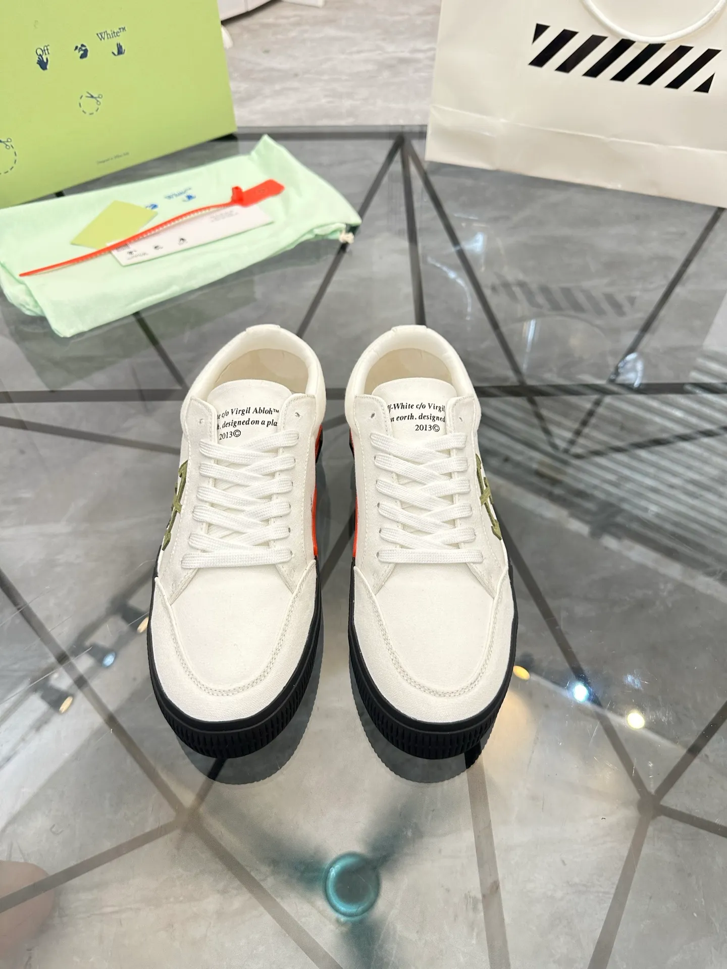 Selling men's shoes 💰: 💰P440¥ Product trademark: OFF WHITE *"OFF WHITE*" low-top casual shoes Regular size: 35-45 (can be customized to 46) Couple style Product materials: Original fabric from the upper counter, breathable lining, original outsole. No.: H203